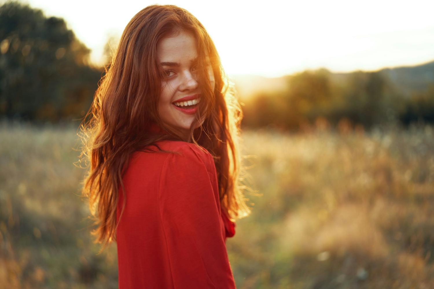 Et portrett av en kvinne i motlys